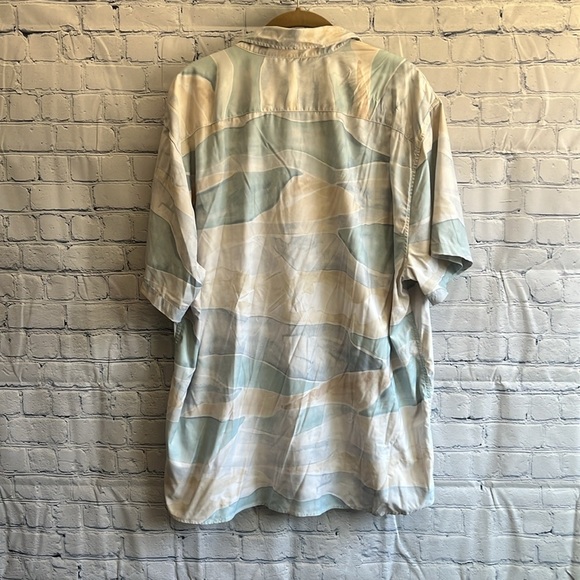 Abercrombie and Fitch Men's Blue and White Casual Shirt Button Up Size XXL - Picture 3 of 3